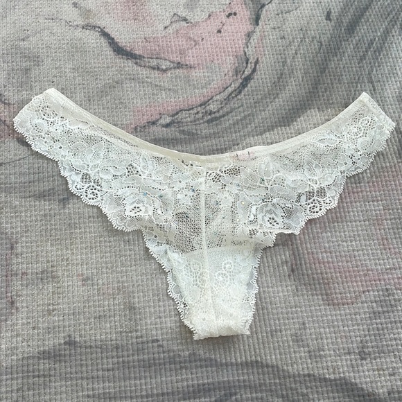 La Senza White Lace Thong with Sequins - Picture 2 of 5